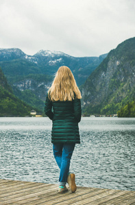 站立在山湖的女性旅行者