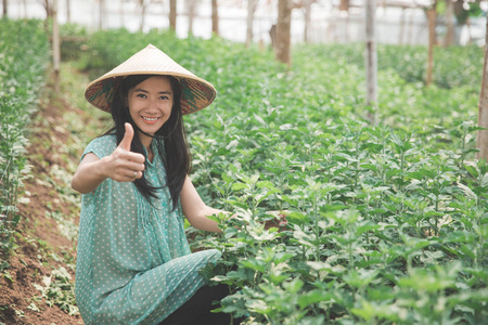 女性农夫显示拇指