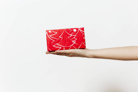 圣诞节概念与女性手和藏品红色礼物箱子。在白色背景上的礼物隔离关闭