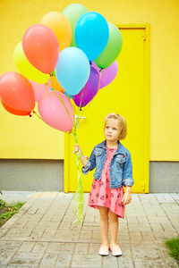 快乐的小女孩，在户外用气球