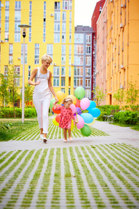 母亲和儿童彩色气球