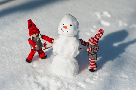 两个玩具雪人雪做的小男人