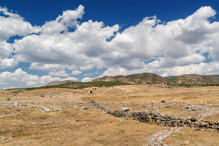 土耳其 Denizli 省棉花附近古赫拉波利斯遗址的阳光景观