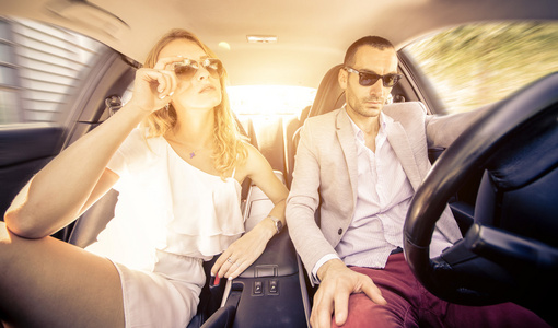 几个运动车上飞速行驶.关于关系,运输和人的概念照片