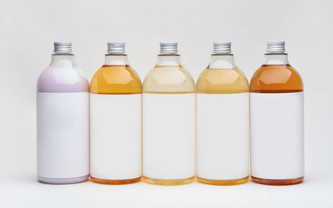 在用反射的白色背景上设置不同的瓶子中美 卫生和健康的他们洗发水，护发素和其它美发产品