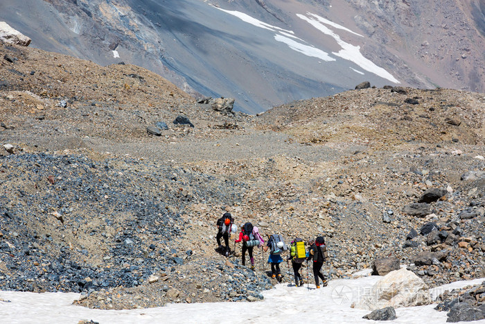 组的徒步旅行者在艰难的道路上行走