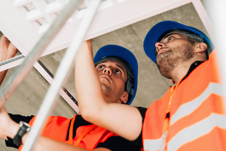 安装工人在建筑工地工作照片