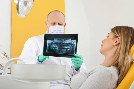 牙医和病人寻找牙科 x 射线