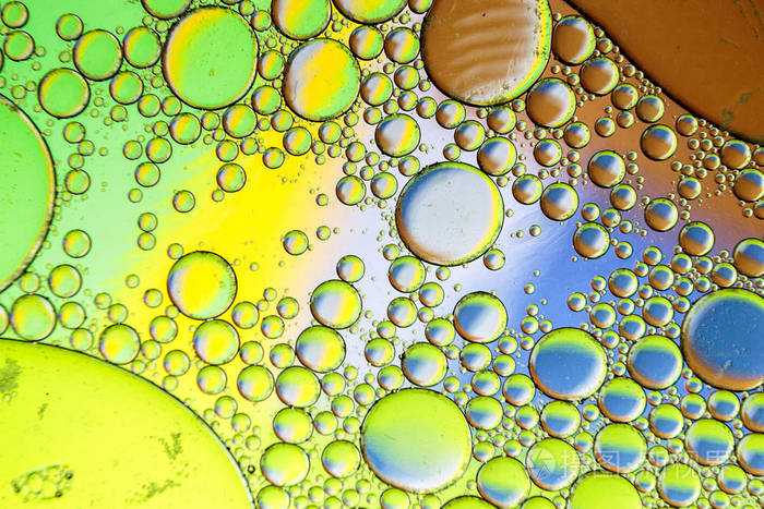 水面上滴油的彩色背景