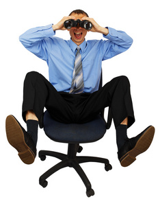 用双筒望远镜在办公室椅子上蓝色领带的业务人