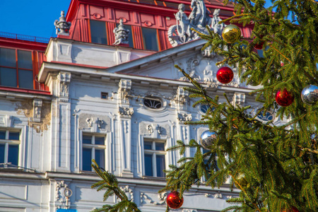 布拉格白天站在外面的红色玩具美丽的圣诞树