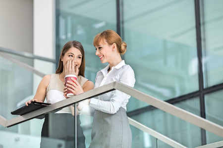 女企业家同时喝咖啡闲聊照片