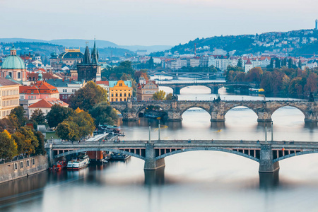 在捷克共和国布拉格查理大桥和伏尔塔瓦河河的视图
