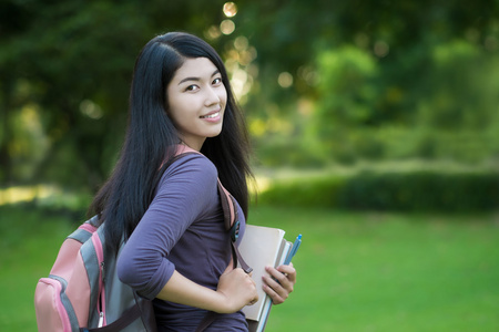 亚洲大学生在校园里公园