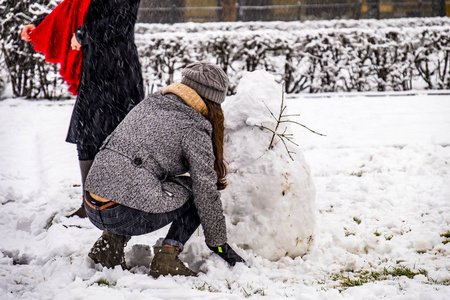 冬季户外家庭建筑雪人冬季概念图片