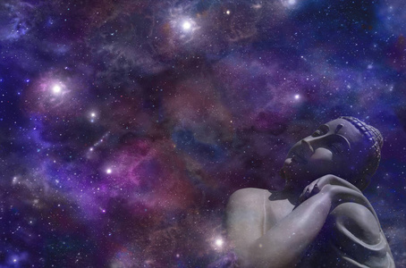 仰望星空宇宙之佛沐浴在星空中, 仰望天空, 仰望夜空, 面对黑暗的蓝天
