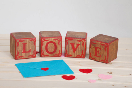 爱写在木制字母块明亮板背景上。爱的概念或情人节一天