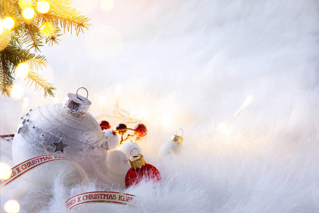 圣诞假期装饰和树光在白色背景上