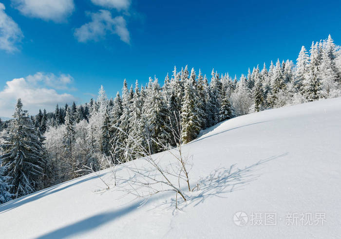 冬天山下雪的风景