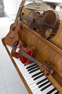 古典小提琴在钢琴钥匙, 吉他和钹。音乐背景概念的古典乐器