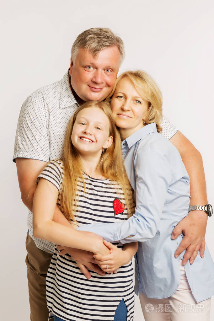 家庭妈妈爸爸和女儿拥抱