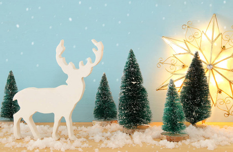 雪木桌上的圣诞树和驯鹿形象