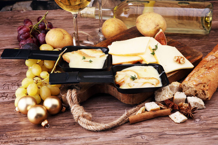 美味的传统瑞士融化 raclette 芝士煲