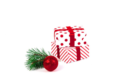 圣诞舞会, 礼品和绿色云杉树枝在白色背景下分离。隔离.假日圣诞节背景。复制文本或设计的空间