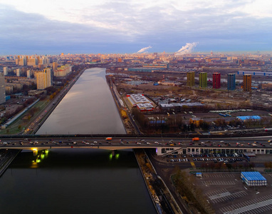 Nagatinskaya 堤和安德罗波夫大道, 在昂桥