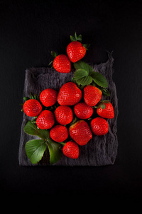 新鲜成熟的草莓在餐巾和石板板厨房桌子可以用作背景
