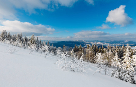 冬天山下雪的风景