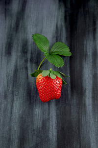 单熟草莓在木盘子餐桌上可作背景