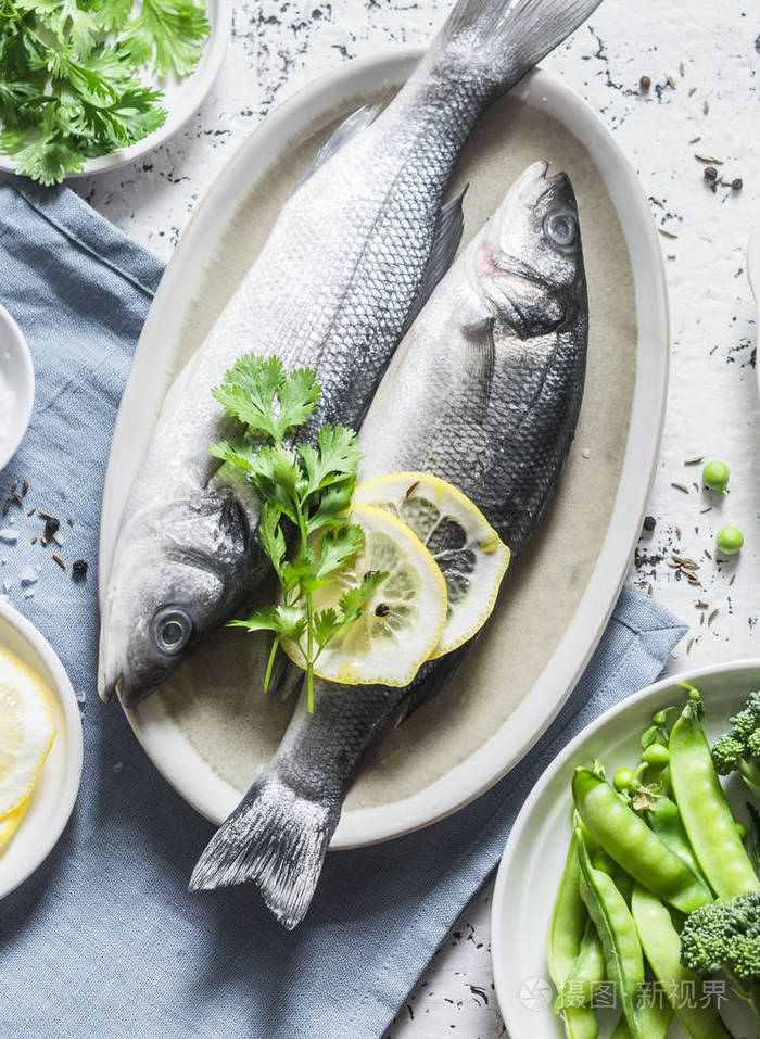 新鲜的生海鲈鱼和蔬菜在一个浅色的背景, 顶部的看法.健康食品配料