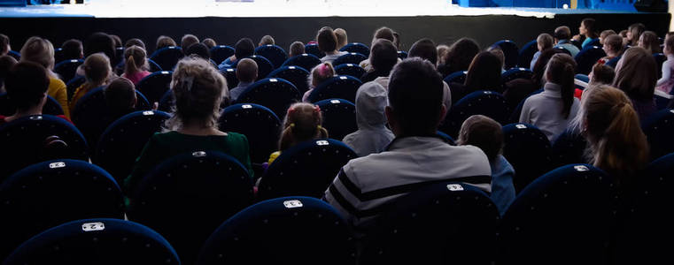 观众在观众席观看剧院戏剧照片