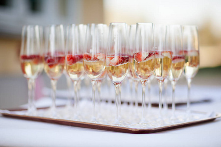 传统的波兰香槟的婚礼细节图片