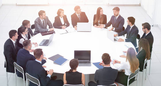 会议在会议室里的商业伙伴照片