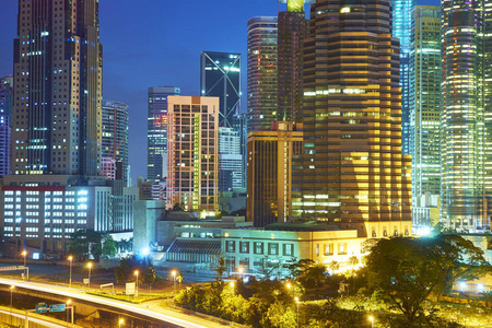 摩天大楼在晚上在吉隆坡举行