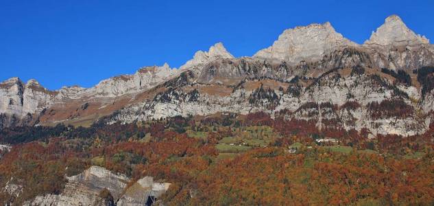 Walenstadt 多夫和山脉的 Churfirsten 范围。多 co