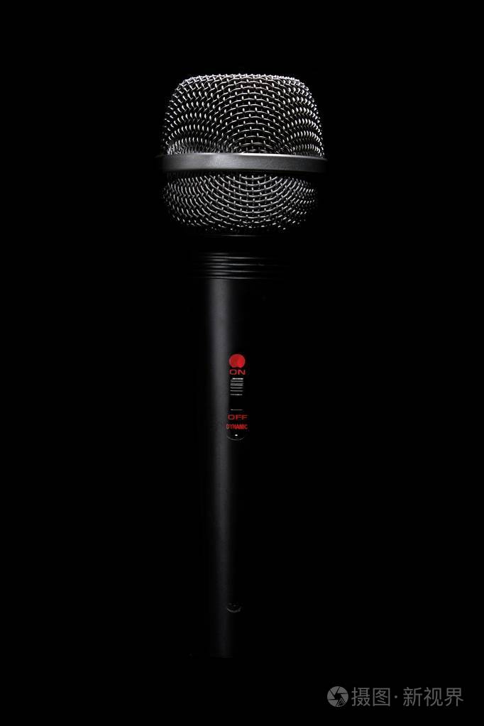 黑色的暗背景上的黑色经典麦克风