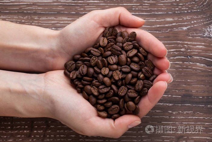 咖啡豆在手中
