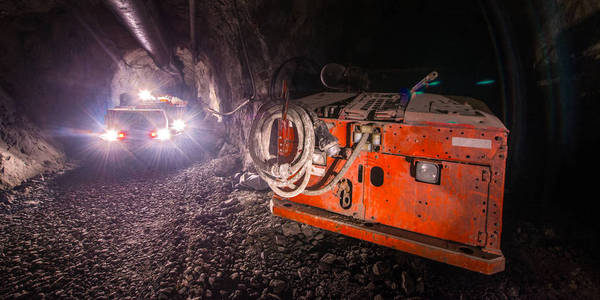 失修在石地板上的矿井中发现的纯金矿石矿井中的大型挖掘机卡通挖掘机