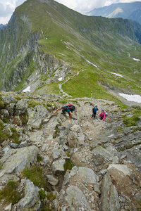 徒步旅行者在山上的小路上