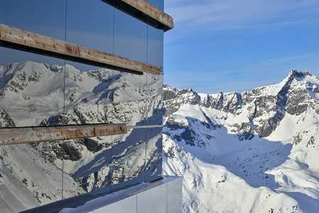 与自然并列的雪山现代建筑图片