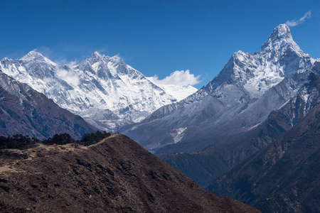 喜马拉雅山景观包括珠穆朗玛峰, 洛子峰, 和 Dabla