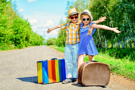 欢呼的徒步旅行者双臂上举兴奋的旅行者公园郊区快乐的面孔年轻的徒步