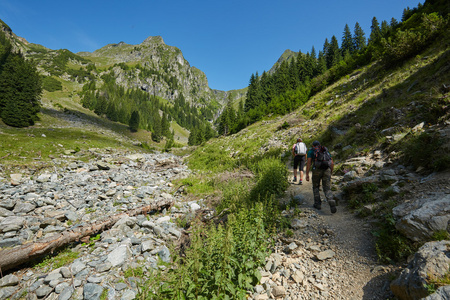 徒步旅行者在山上的小路上