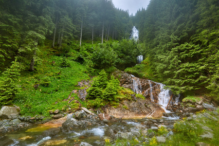 山瀑布流进河里