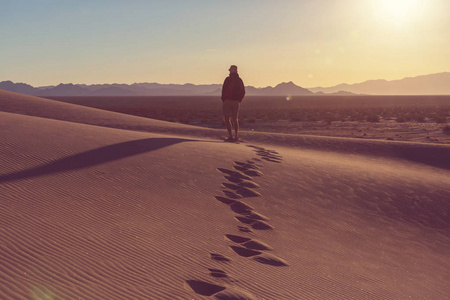 徒步旅行者在沙漠中