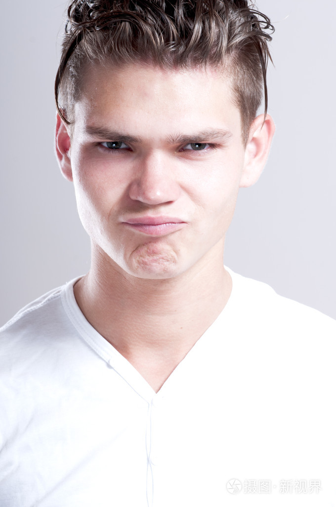 英俊的男人对着镜头吹他的嘴唇