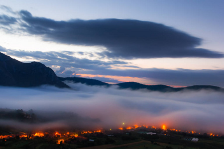 早晨风景与雾在 Coltesti 村庄在阿普塞尼山 Trascau, 罗马尼亚